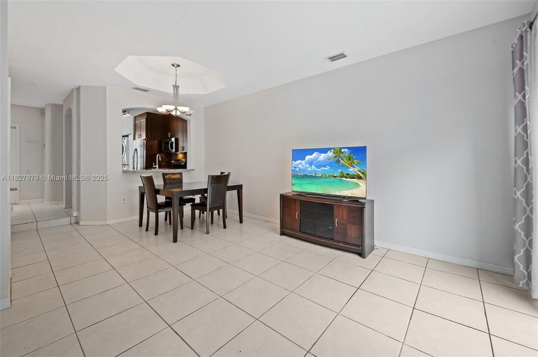 Недавно продано: $410,000 (2 спален, 2 ванн, 1090 Квадратных фут)