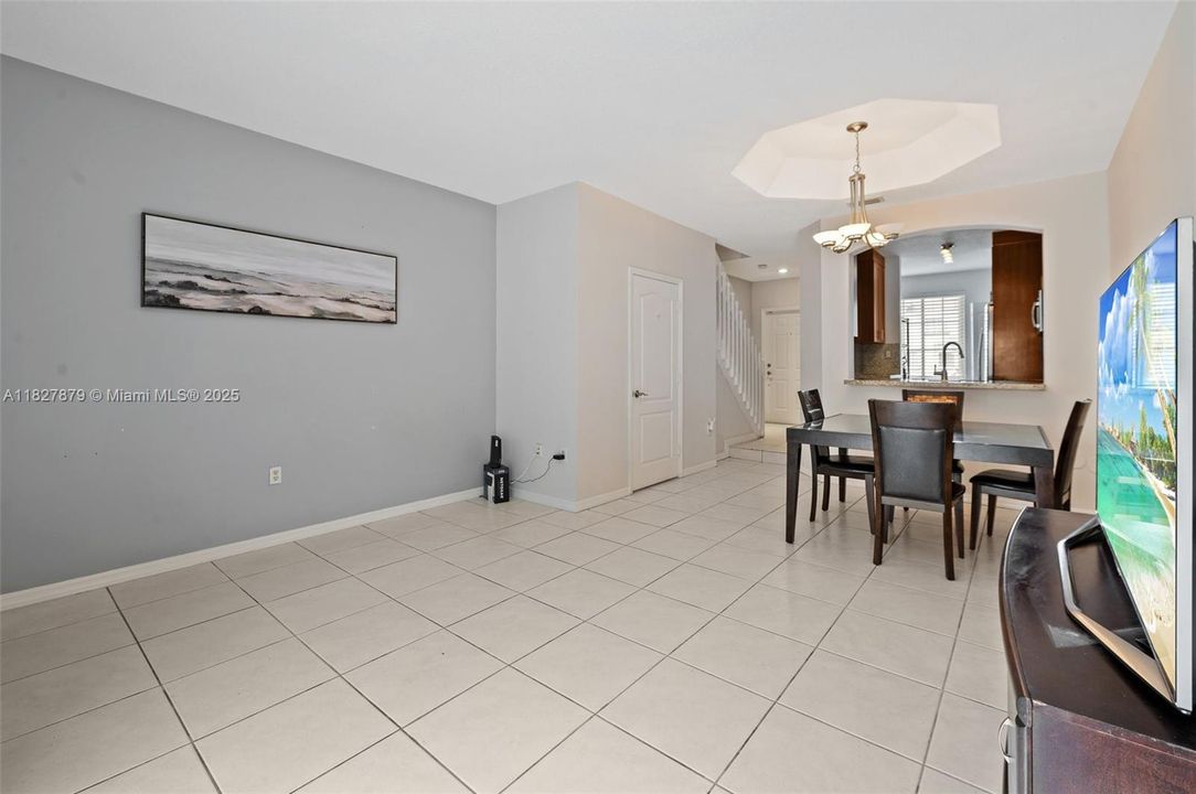 Недавно продано: $410,000 (2 спален, 2 ванн, 1090 Квадратных фут)