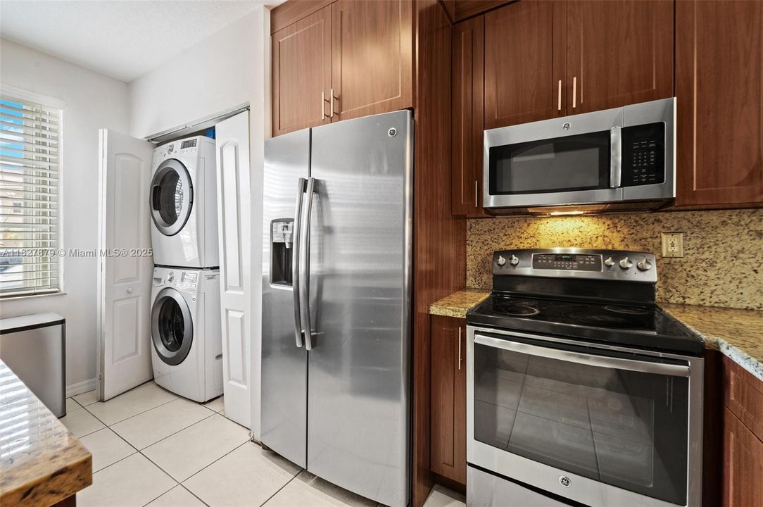 Недавно продано: $410,000 (2 спален, 2 ванн, 1090 Квадратных фут)