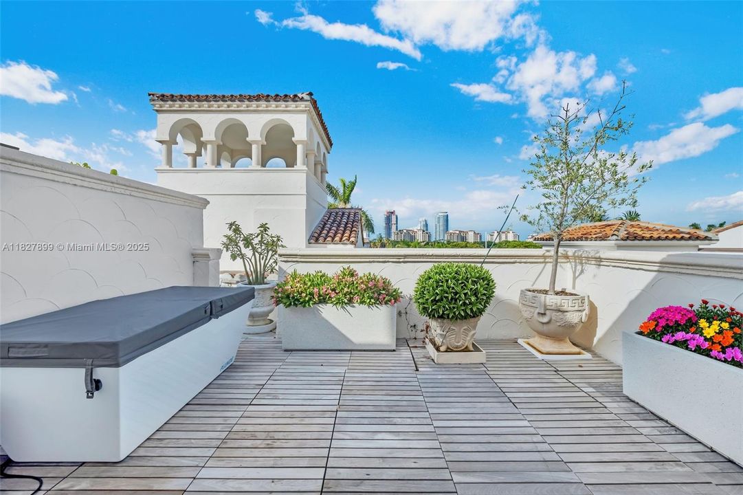 Roof top deck with SOBE skyline views