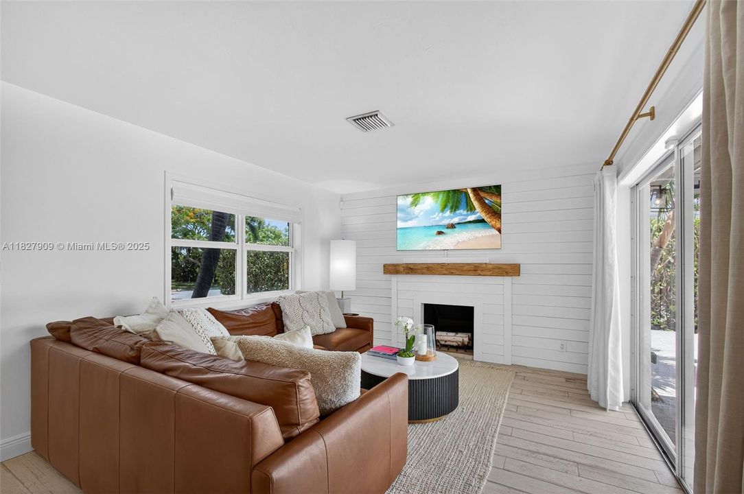 最近售出: $1,194,000 (3 贝兹, 2 浴室, 1257 平方英尺)