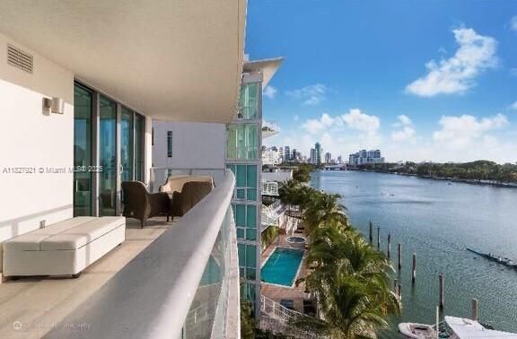 For Sale: $1,100,000 (2 beds, 2 baths, 1175 Square Feet)