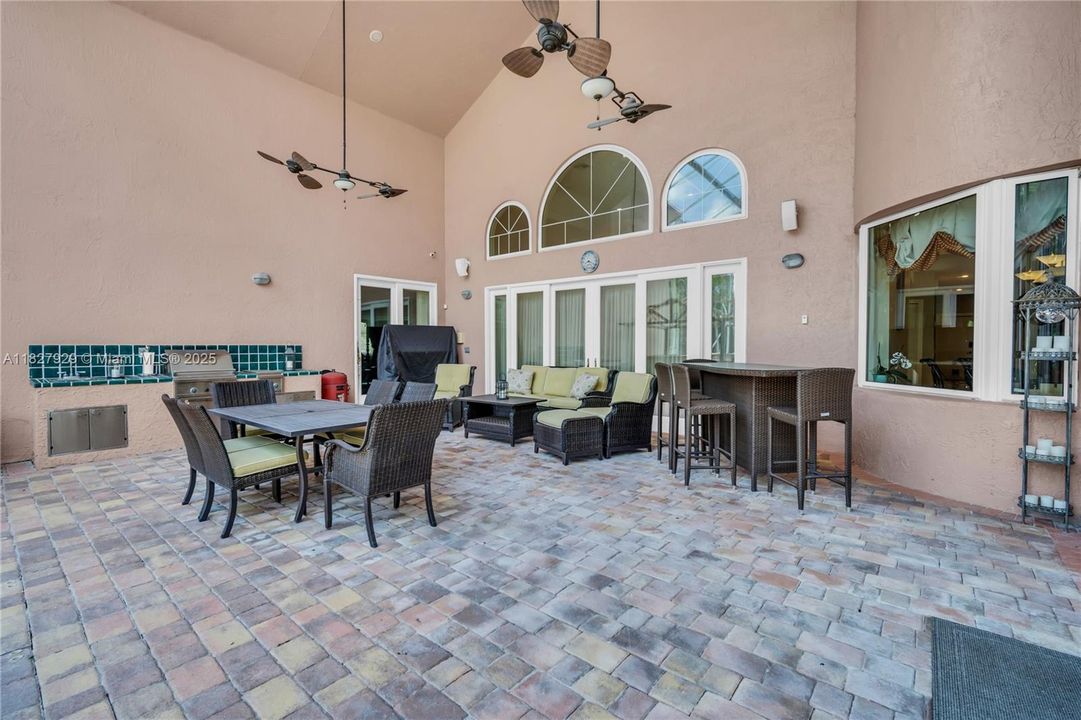 En Venta: $1,499,000 (5 camas, 4 baños, 4382 Pies cuadrados)