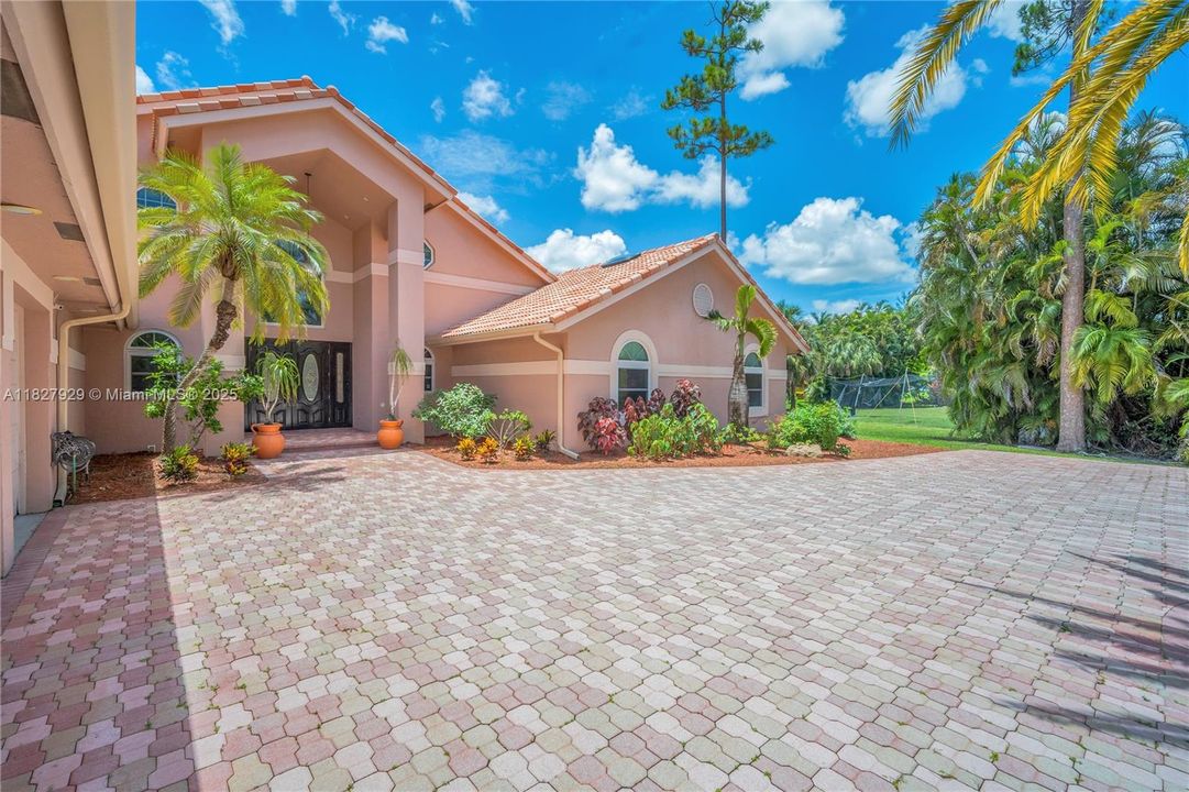 En Venta: $1,499,000 (5 camas, 4 baños, 4382 Pies cuadrados)