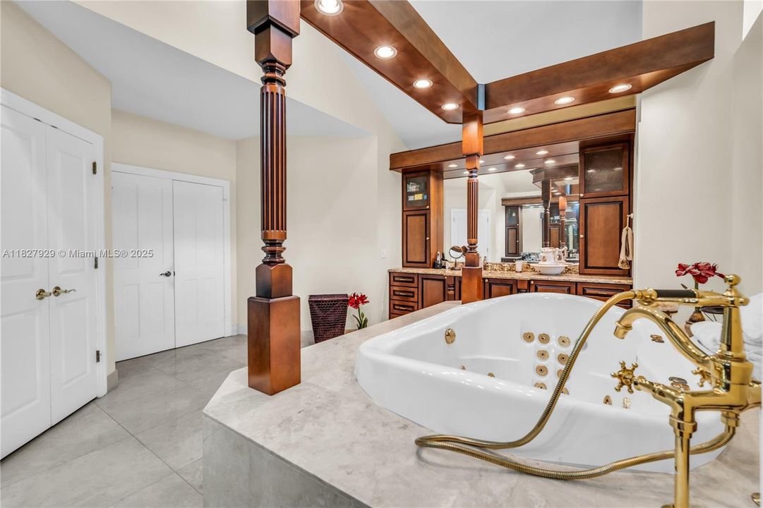 En Venta: $1,499,000 (5 camas, 4 baños, 4382 Pies cuadrados)