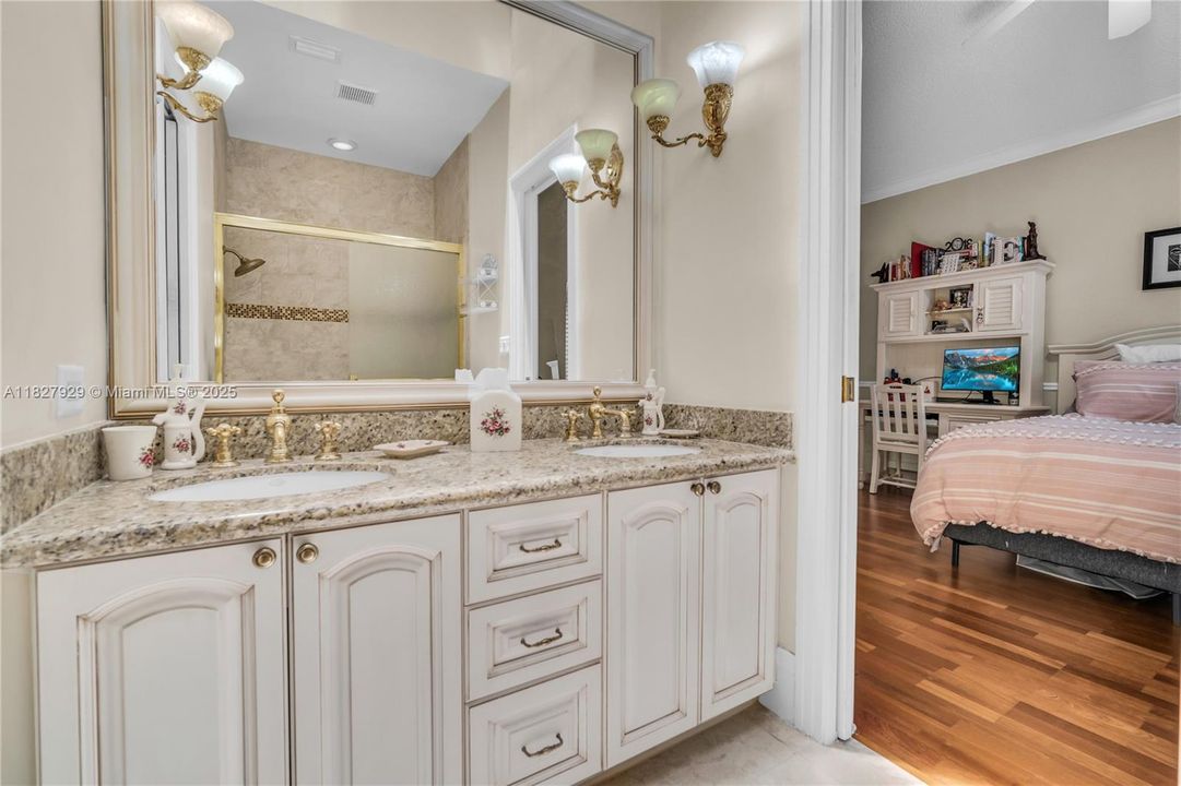 En Venta: $1,499,000 (5 camas, 4 baños, 4382 Pies cuadrados)