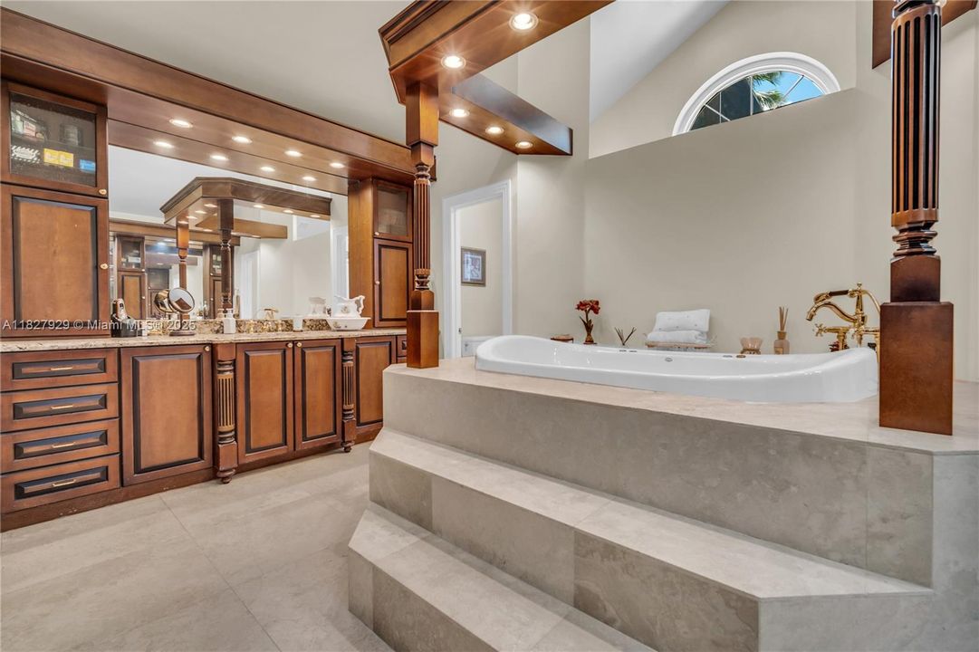 En Venta: $1,499,000 (5 camas, 4 baños, 4382 Pies cuadrados)