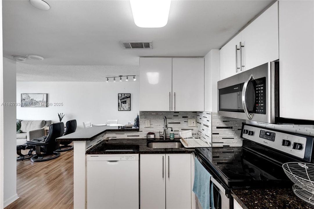 待售: $385,000 (1 贝兹, 1 浴室, 735 平方英尺)