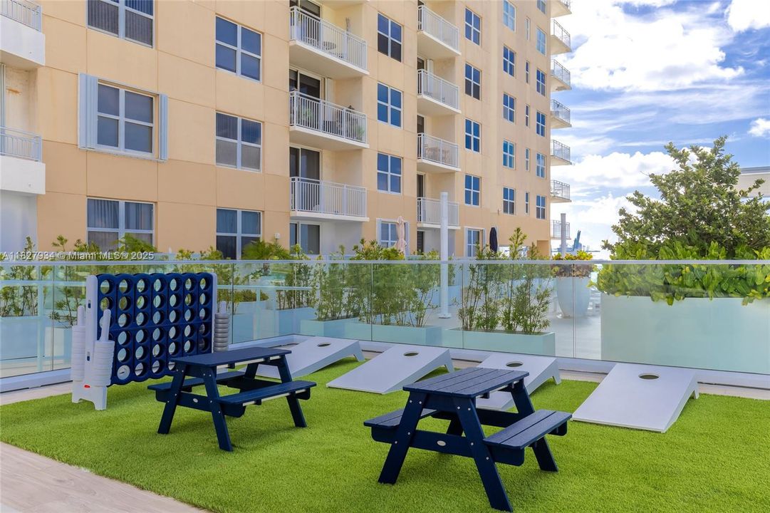 待售: $385,000 (1 贝兹, 1 浴室, 735 平方英尺)