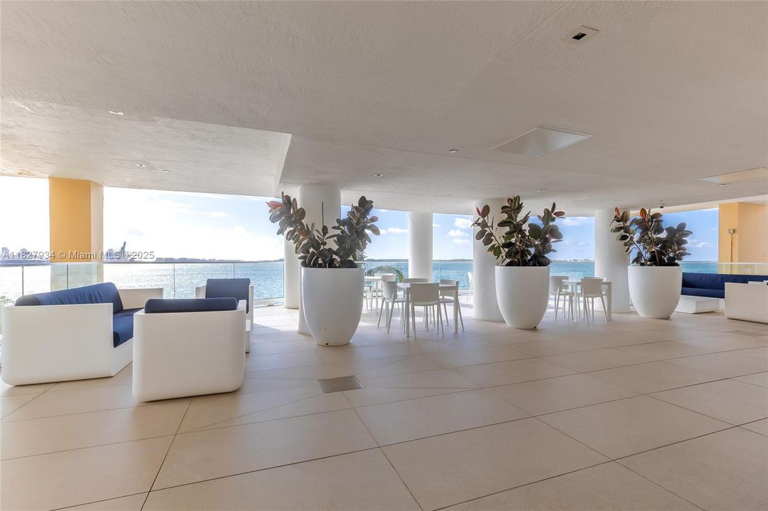 待售: $385,000 (1 贝兹, 1 浴室, 735 平方英尺)