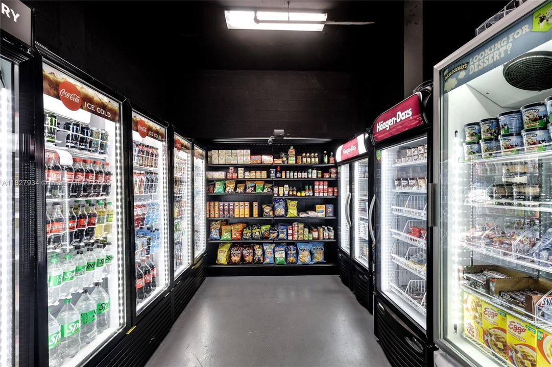 待售: $385,000 (1 贝兹, 1 浴室, 735 平方英尺)