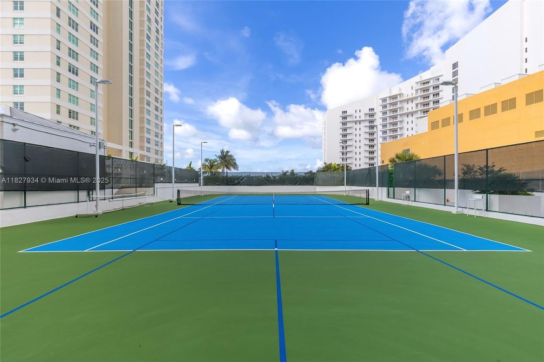 待售: $385,000 (1 贝兹, 1 浴室, 735 平方英尺)