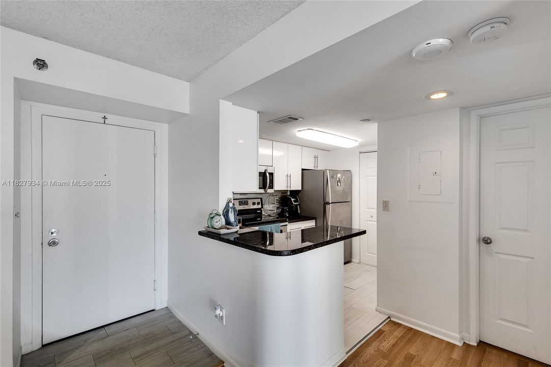 待售: $385,000 (1 贝兹, 1 浴室, 735 平方英尺)