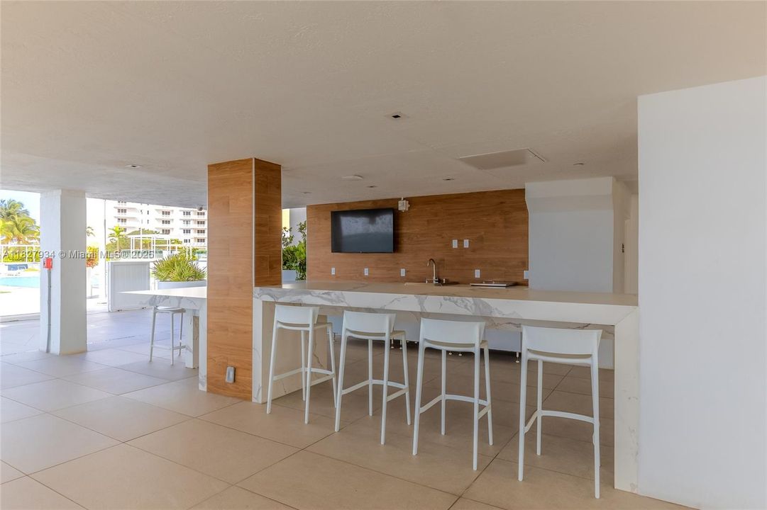 待售: $385,000 (1 贝兹, 1 浴室, 735 平方英尺)