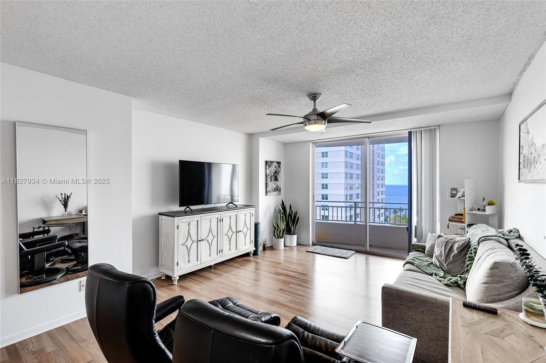 待售: $385,000 (1 贝兹, 1 浴室, 735 平方英尺)