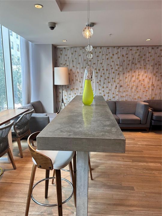 最近售出: $320,000 (1 贝兹, 1 浴室, 651 平方英尺)