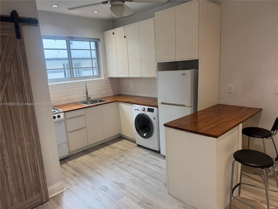 待售: $215,000 (1 贝兹, 1 浴室, 420 平方英尺)