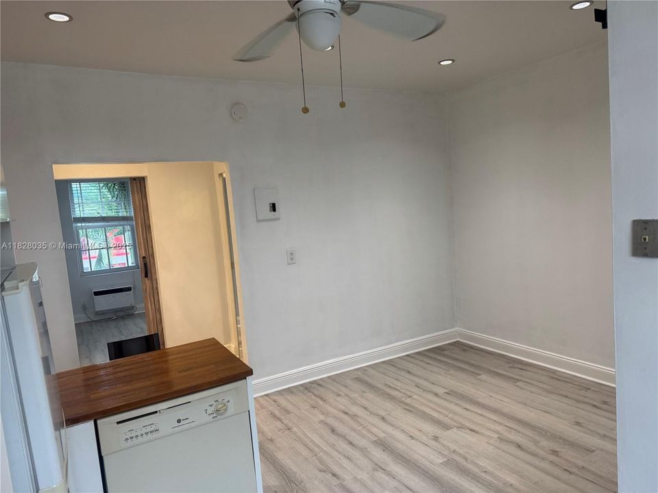 待售: $215,000 (1 贝兹, 1 浴室, 420 平方英尺)