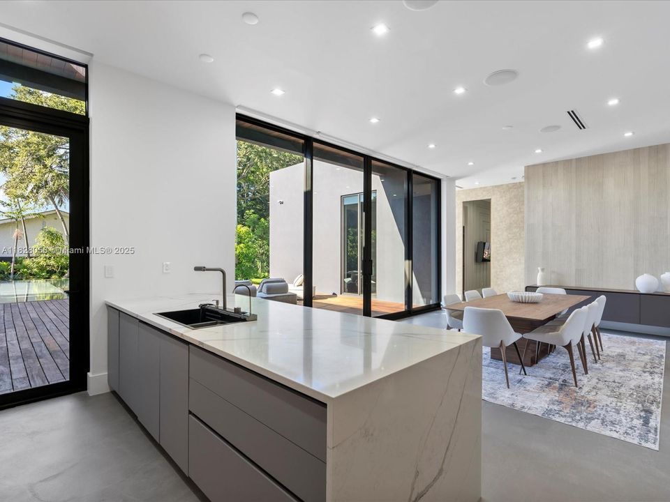 Activo con contrato: $5,149,000 (5 camas, 5 baños, 4079 Pies cuadrados)