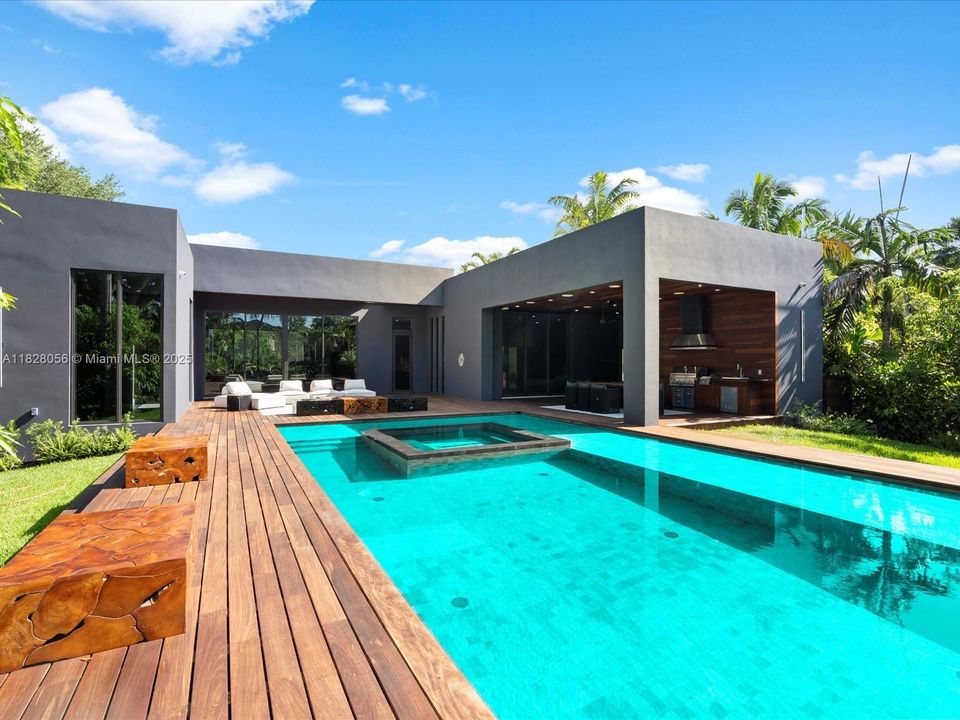 Activo con contrato: $5,149,000 (5 camas, 5 baños, 4079 Pies cuadrados)