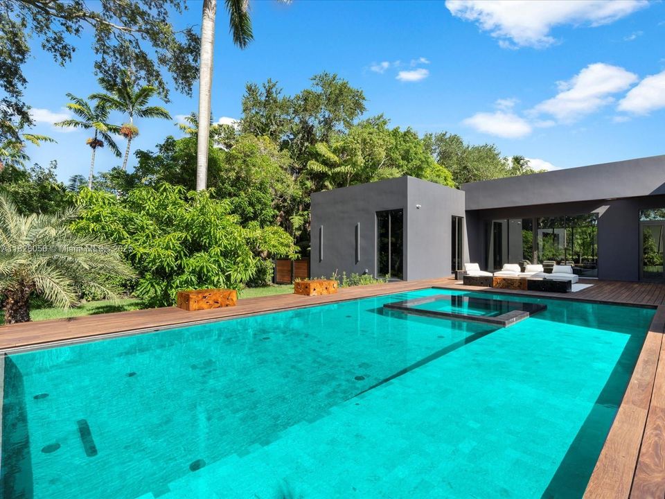 Activo con contrato: $5,149,000 (5 camas, 5 baños, 4079 Pies cuadrados)