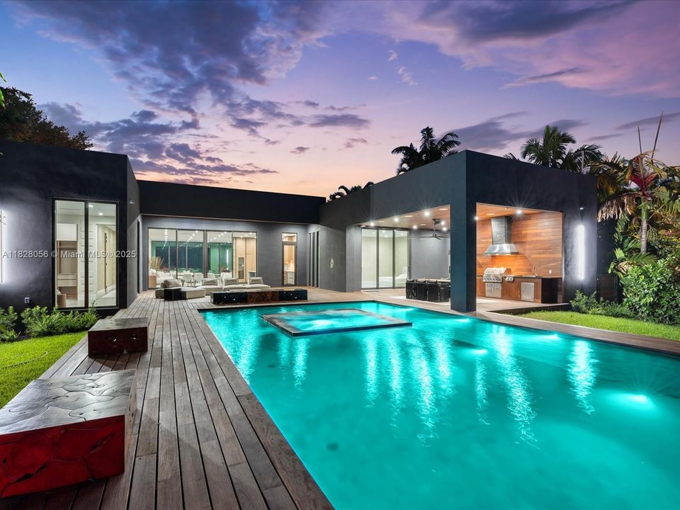 Activo con contrato: $5,149,000 (5 camas, 5 baños, 4079 Pies cuadrados)