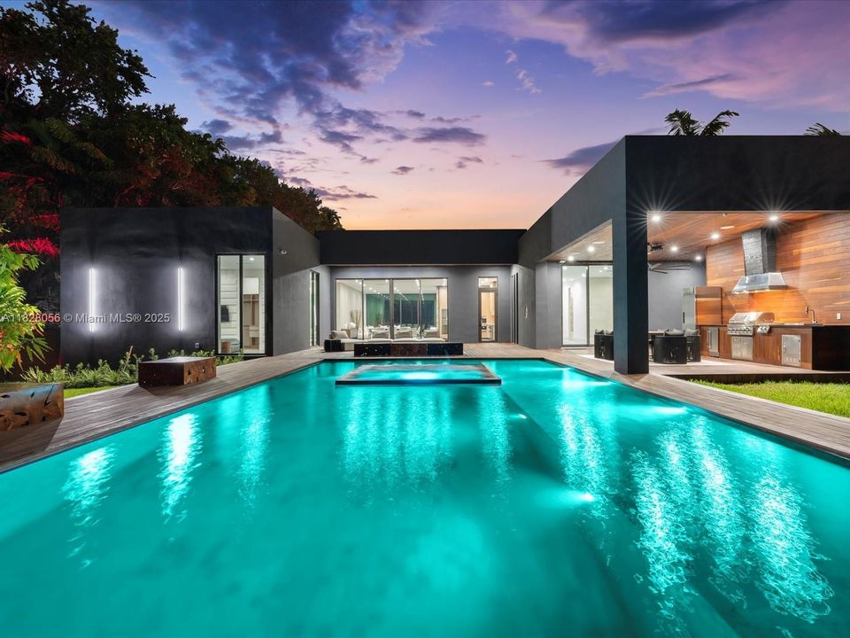 Activo con contrato: $5,149,000 (5 camas, 5 baños, 4079 Pies cuadrados)