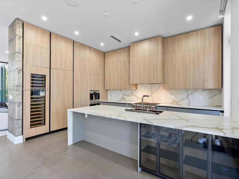 Activo con contrato: $5,149,000 (5 camas, 5 baños, 4079 Pies cuadrados)