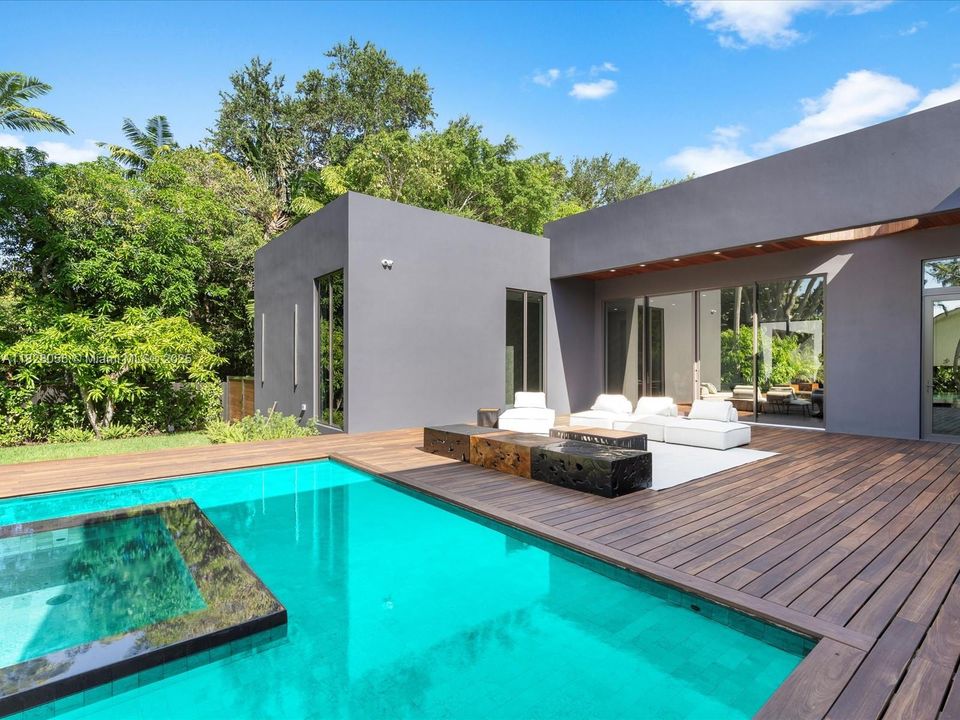 Activo con contrato: $5,149,000 (5 camas, 5 baños, 4079 Pies cuadrados)