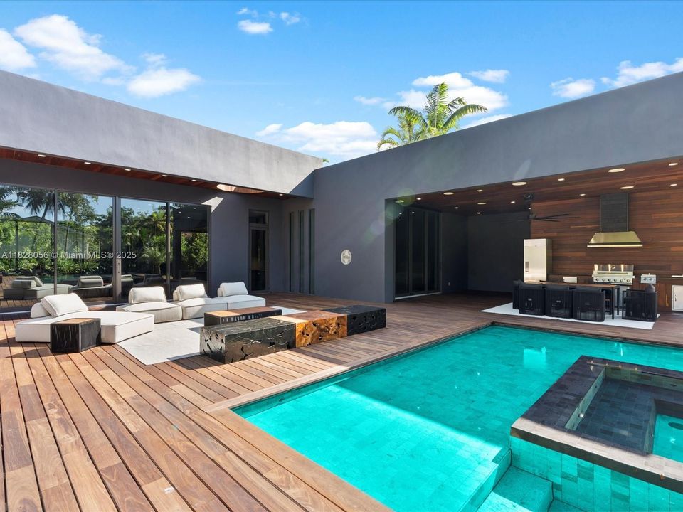 Activo con contrato: $5,149,000 (5 camas, 5 baños, 4079 Pies cuadrados)