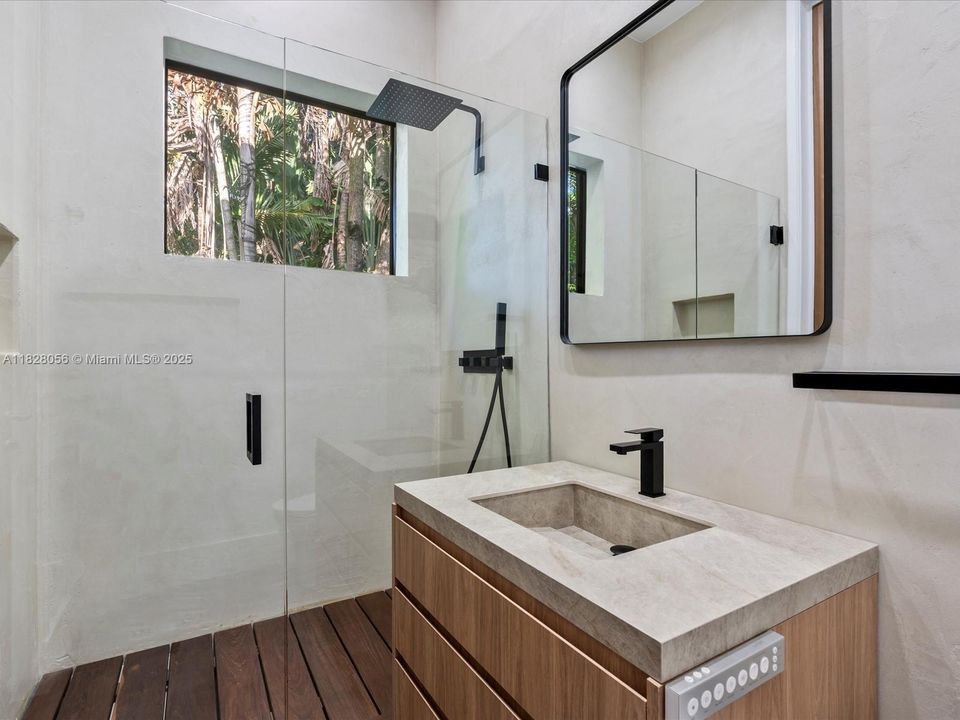 Activo con contrato: $5,149,000 (5 camas, 5 baños, 4079 Pies cuadrados)