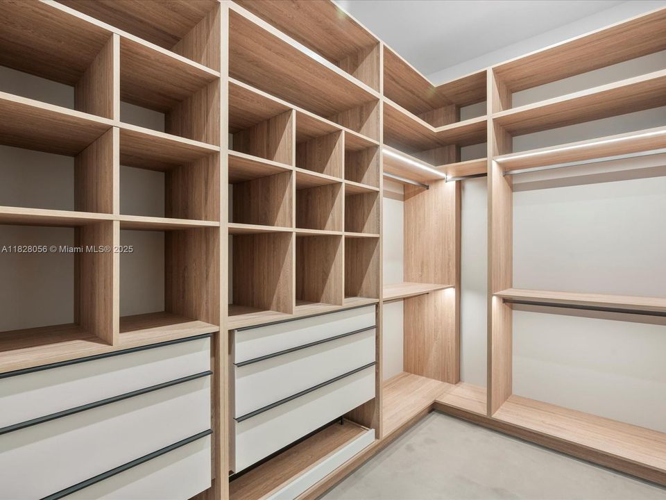 Activo con contrato: $5,149,000 (5 camas, 5 baños, 4079 Pies cuadrados)