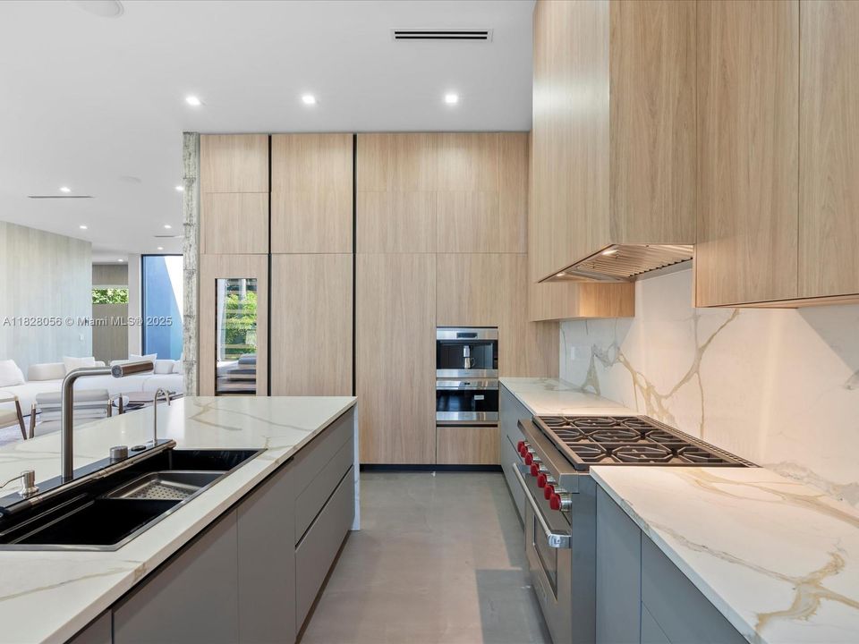 Activo con contrato: $5,149,000 (5 camas, 5 baños, 4079 Pies cuadrados)