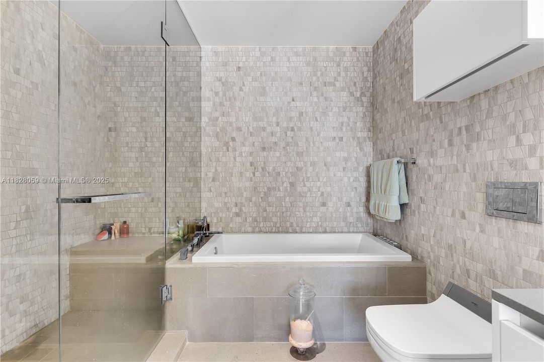 最近售出: $638,000 (1 贝兹, 1 浴室, 883 平方英尺)