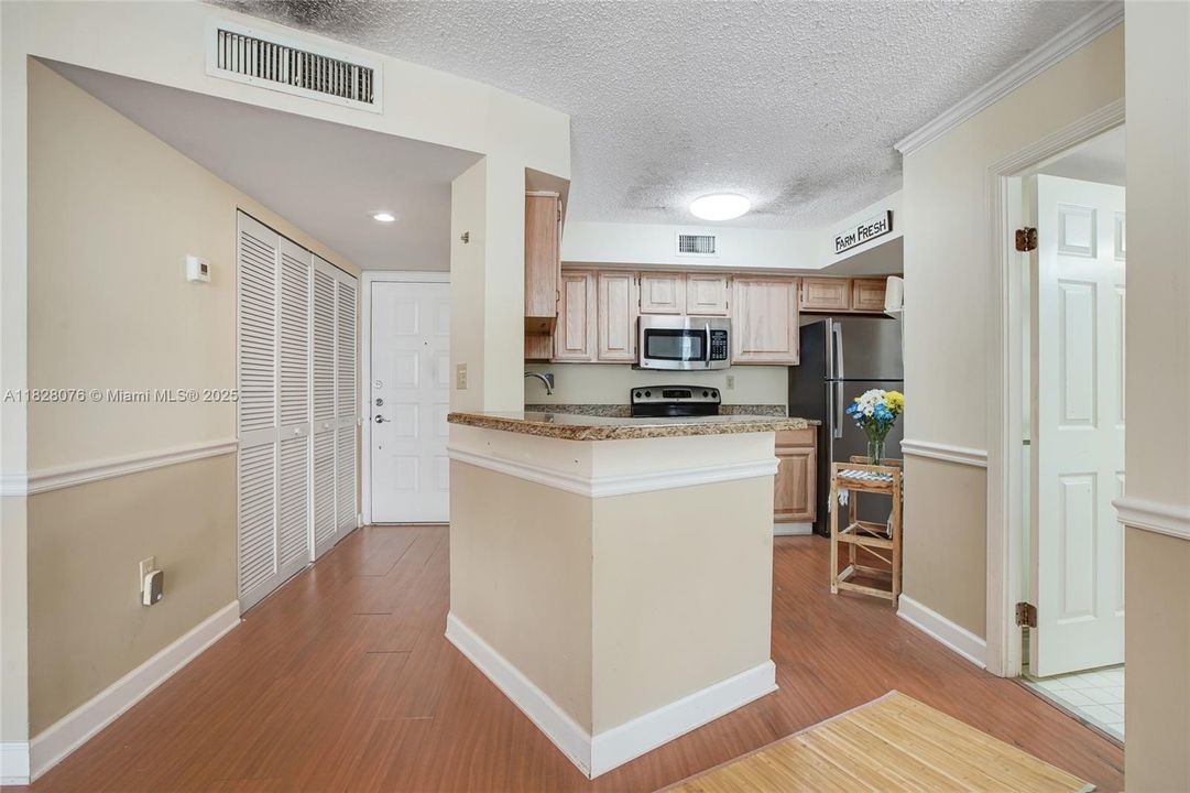 For Sale: $448,500 (2 beds, 2 baths, 910 Square Feet)