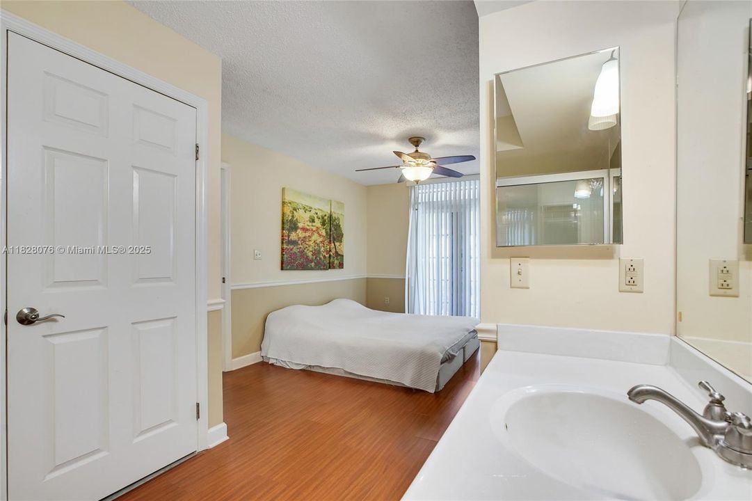 For Sale: $448,500 (2 beds, 2 baths, 910 Square Feet)