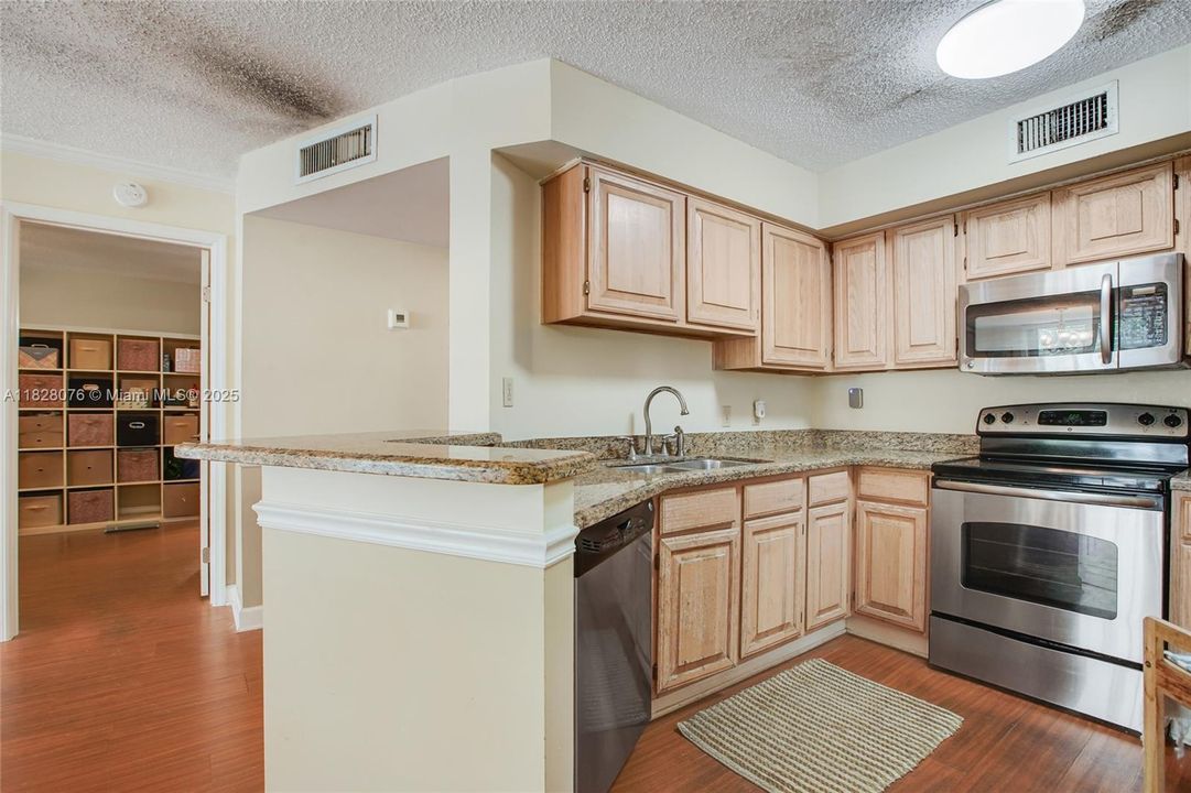 For Sale: $448,500 (2 beds, 2 baths, 910 Square Feet)