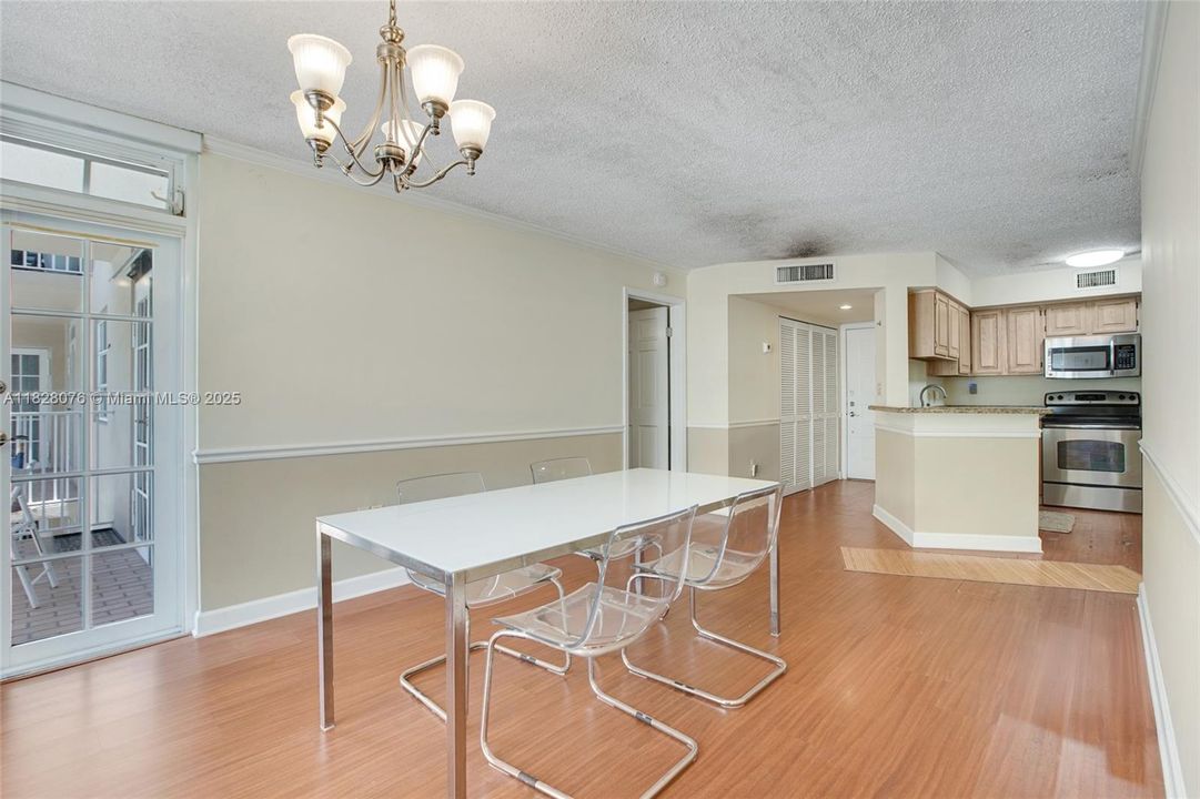 For Sale: $448,500 (2 beds, 2 baths, 910 Square Feet)