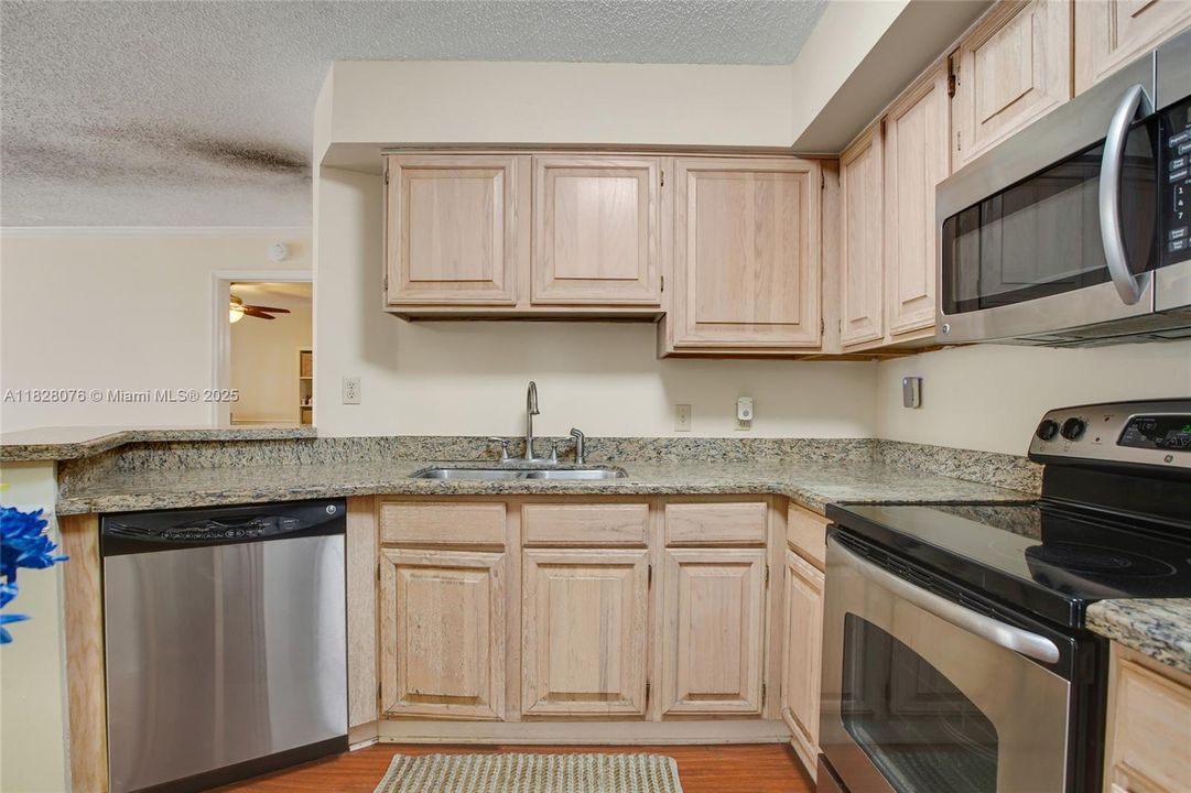 For Sale: $448,500 (2 beds, 2 baths, 910 Square Feet)