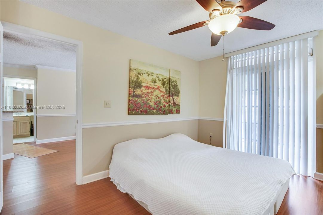 For Sale: $448,500 (2 beds, 2 baths, 910 Square Feet)