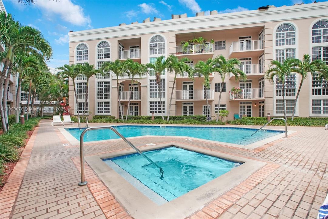 For Sale: $448,500 (2 beds, 2 baths, 910 Square Feet)