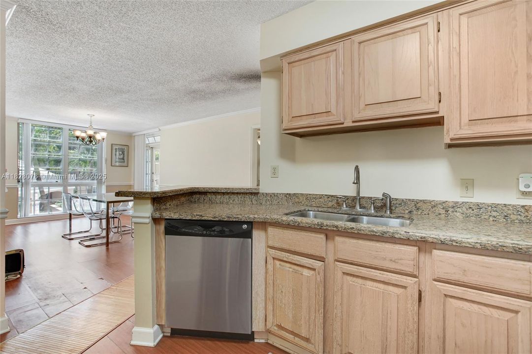For Sale: $448,500 (2 beds, 2 baths, 910 Square Feet)