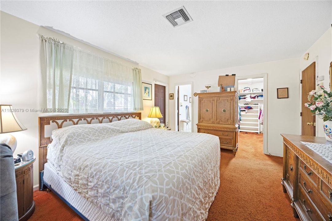 Vendido Recientemente: $579,999 (4 camas, 2 baños, 2005 Pies cuadrados)