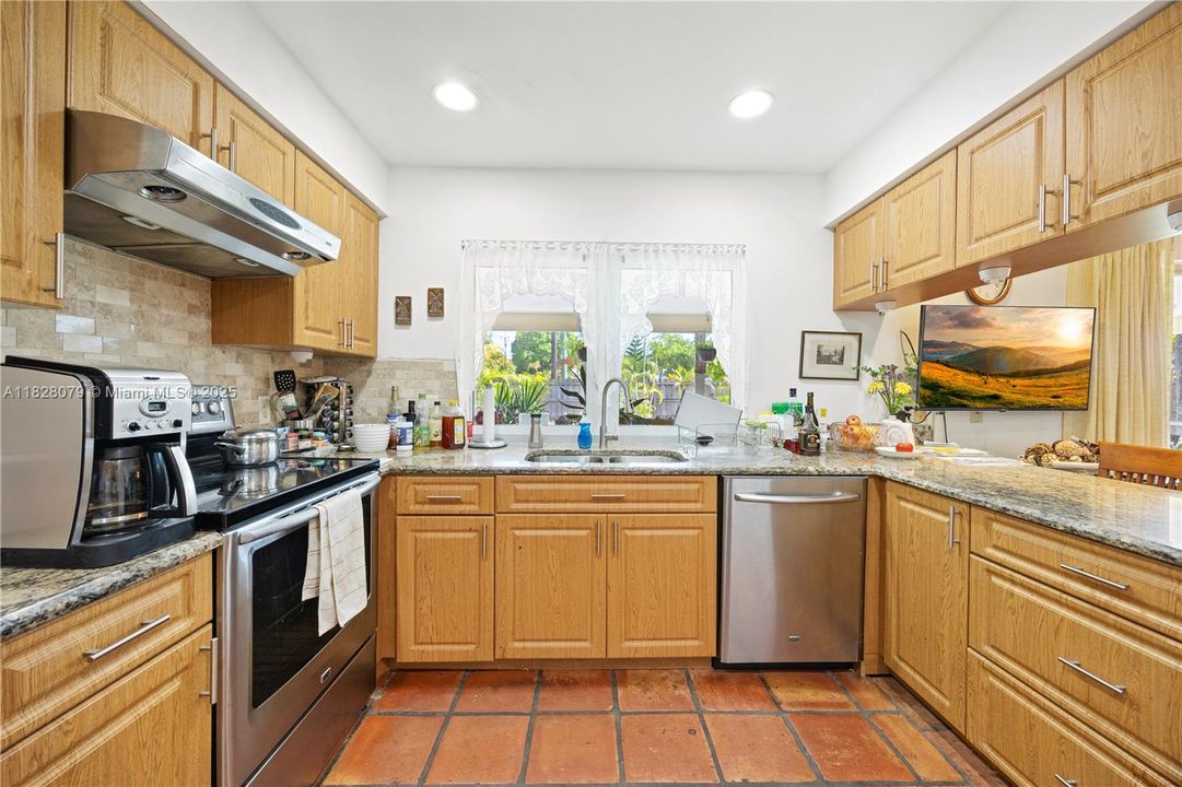 Vendido Recientemente: $579,999 (4 camas, 2 baños, 2005 Pies cuadrados)