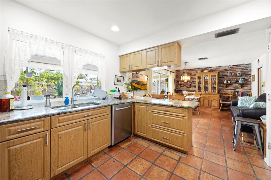 Vendido Recientemente: $579,999 (4 camas, 2 baños, 2005 Pies cuadrados)