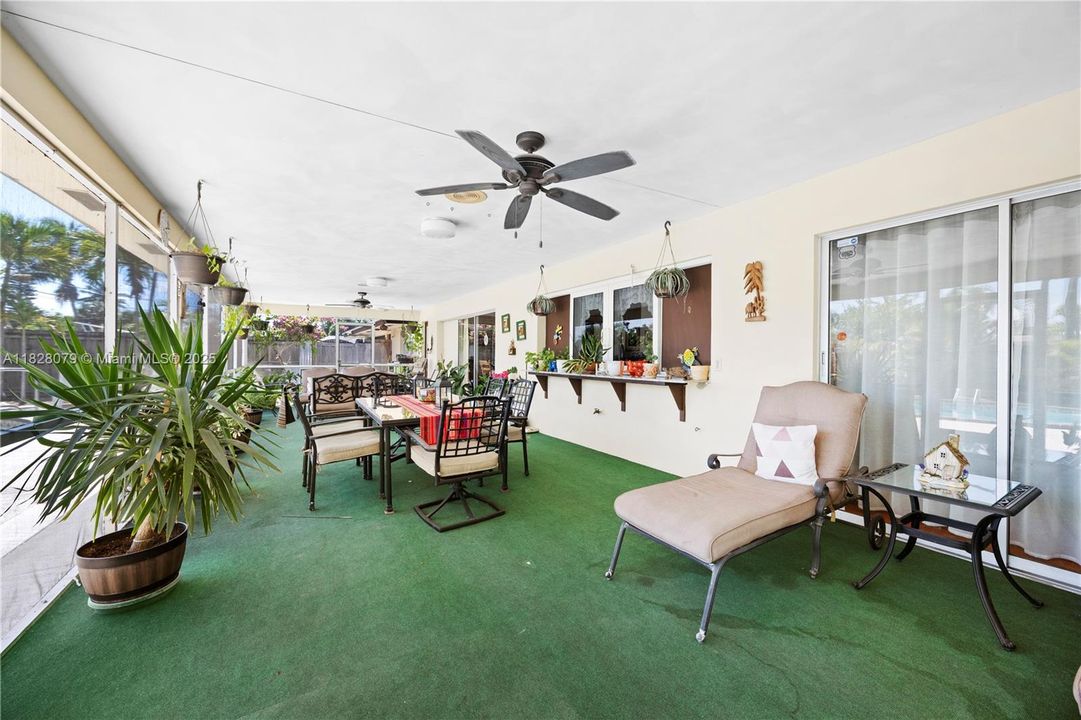 Vendido Recientemente: $579,999 (4 camas, 2 baños, 2005 Pies cuadrados)