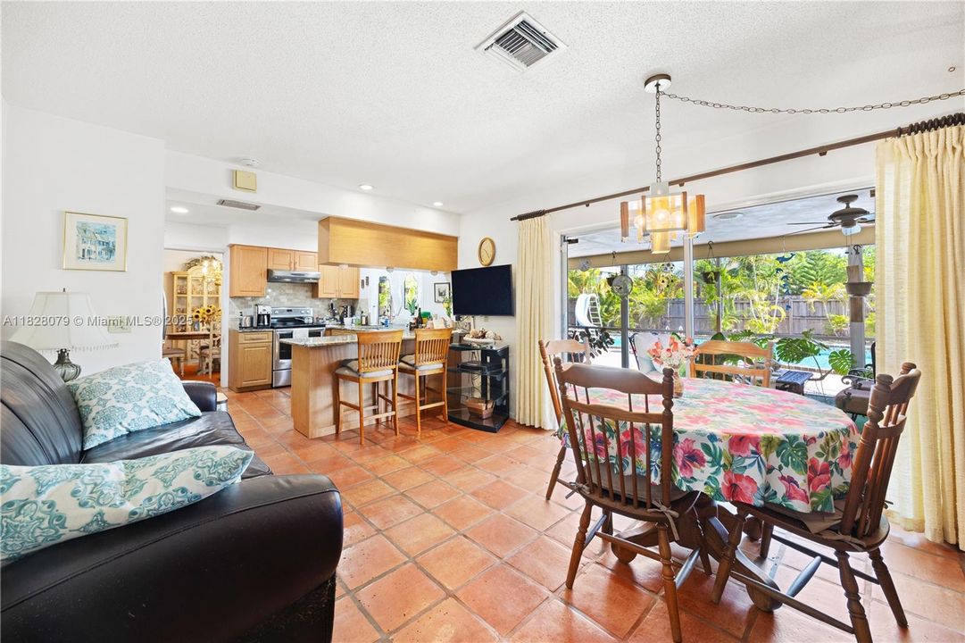 Vendido Recientemente: $579,999 (4 camas, 2 baños, 2005 Pies cuadrados)