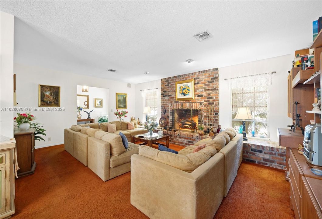 Vendido Recientemente: $579,999 (4 camas, 2 baños, 2005 Pies cuadrados)