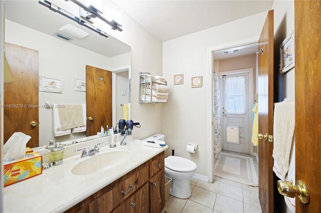 Vendido Recientemente: $579,999 (4 camas, 2 baños, 2005 Pies cuadrados)