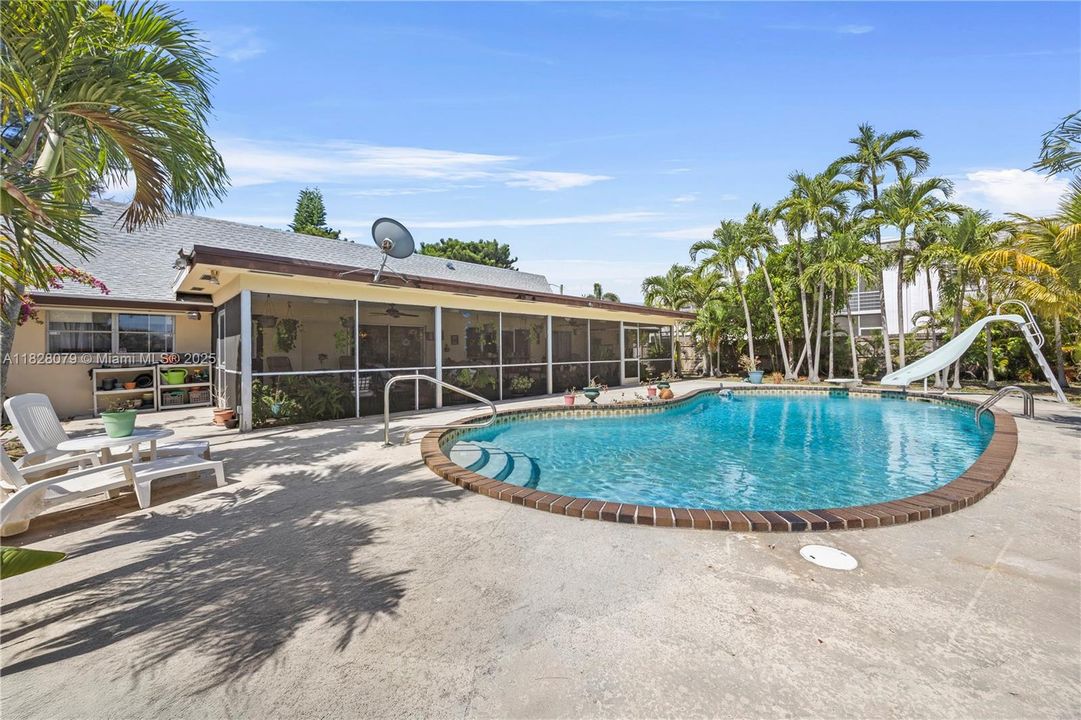 Vendido Recientemente: $579,999 (4 camas, 2 baños, 2005 Pies cuadrados)